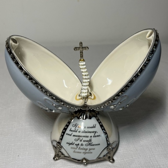 ARDLEIGH ELLIOTT HEIRLOOM PORCELAIN MUSICAL EGG - LOVING REMEMBRANCE. Numbered - Picture 1 of 8